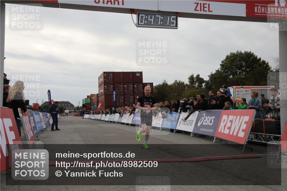 03.10.2025 - Köhlbrandbrückenlauf Yannick Fuchs http://msf.ph/oto/8982509 03.10.2025 15:47:14 Ziel 7015 meine-sportfotos.de