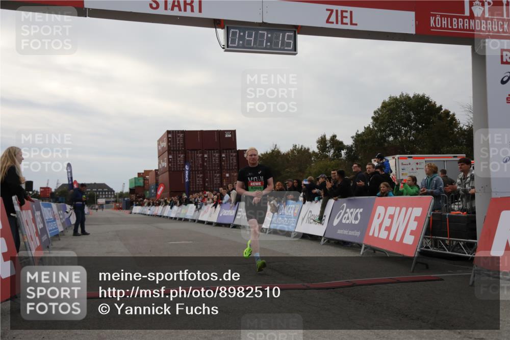 03.10.2025 - Köhlbrandbrückenlauf Yannick Fuchs http://msf.ph/oto/8982510 03.10.2025 15:47:14 Ziel 7015 meine-sportfotos.de