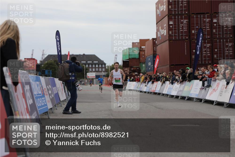 03.10.2025 - Köhlbrandbrückenlauf Yannick Fuchs http://msf.ph/oto/8982521 03.10.2025 15:47:30 Ziel 8787 meine-sportfotos.de