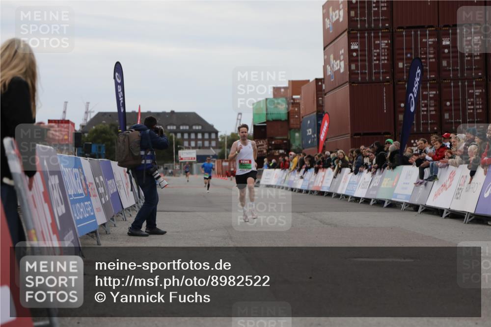 03.10.2025 - Köhlbrandbrückenlauf Yannick Fuchs http://msf.ph/oto/8982522 03.10.2025 15:47:30 Ziel 8787 meine-sportfotos.de