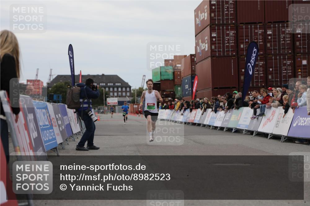 03.10.2025 - Köhlbrandbrückenlauf Yannick Fuchs http://msf.ph/oto/8982523 03.10.2025 15:47:30 Ziel 8787 meine-sportfotos.de