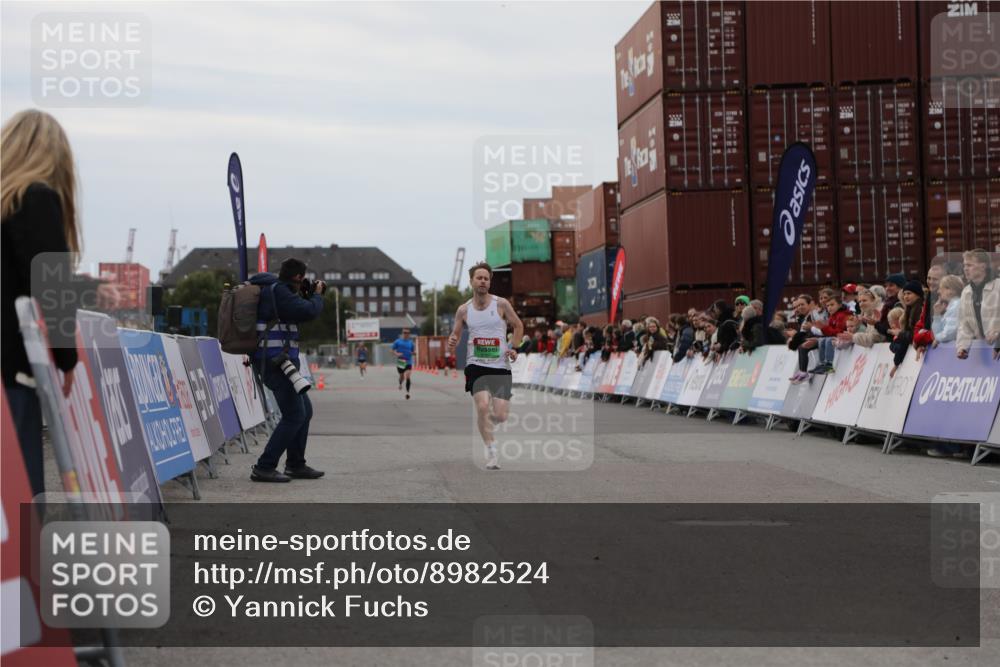 03.10.2025 - Köhlbrandbrückenlauf Yannick Fuchs http://msf.ph/oto/8982524 03.10.2025 15:47:30 Ziel 8787 meine-sportfotos.de