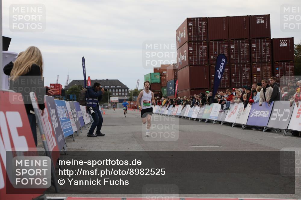 03.10.2025 - Köhlbrandbrückenlauf Yannick Fuchs http://msf.ph/oto/8982525 03.10.2025 15:47:31 Ziel 8787 meine-sportfotos.de