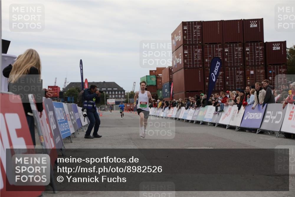 03.10.2025 - Köhlbrandbrückenlauf Yannick Fuchs http://msf.ph/oto/8982526 03.10.2025 15:47:31 Ziel 8787 meine-sportfotos.de