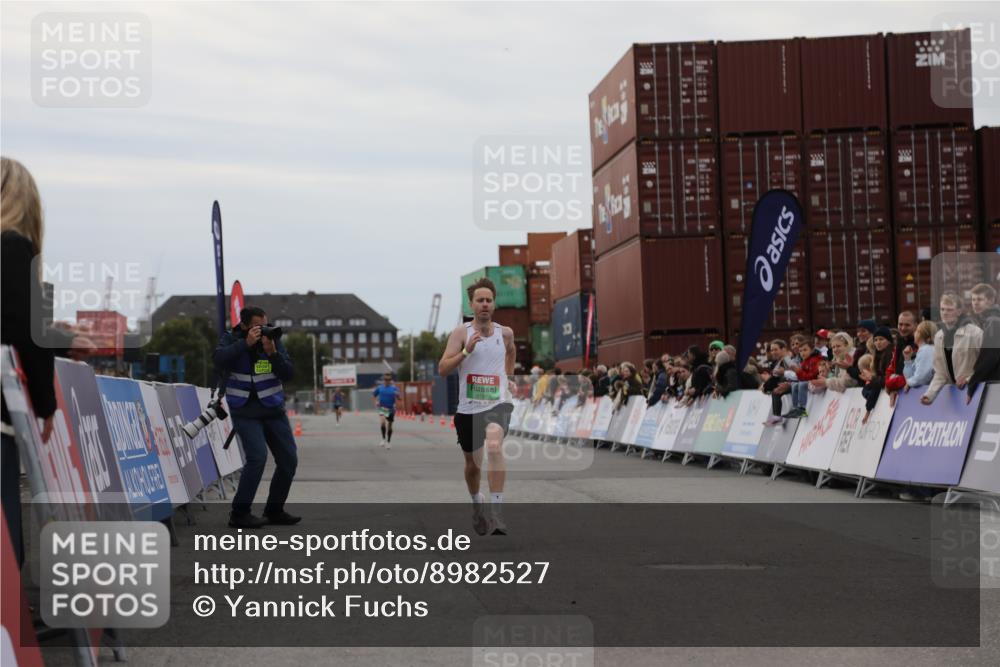 03.10.2025 - Köhlbrandbrückenlauf Yannick Fuchs http://msf.ph/oto/8982527 03.10.2025 15:47:31 Ziel 8787 meine-sportfotos.de