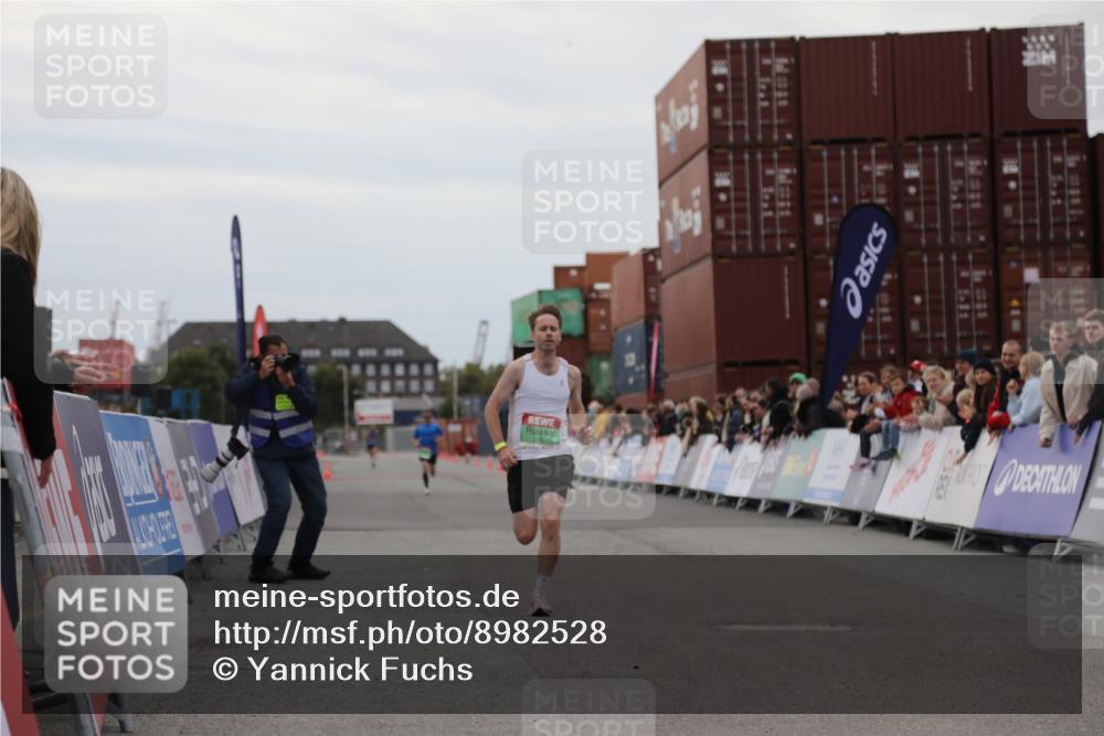 03.10.2025 - Köhlbrandbrückenlauf Yannick Fuchs http://msf.ph/oto/8982528 03.10.2025 15:47:31 Ziel 8787 meine-sportfotos.de