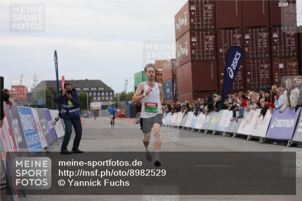 03.10.2025 - Köhlbrandbrückenlauf Yannick Fuchs http://msf.ph/oto/8982529 03.10.2025 15:47:32 Ziel 8787 meine-sportfotos.de