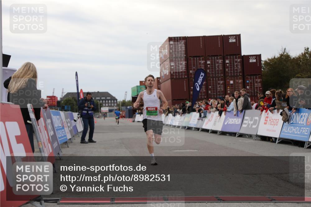 03.10.2025 - Köhlbrandbrückenlauf Yannick Fuchs http://msf.ph/oto/8982531 03.10.2025 15:47:32 Ziel 8787 meine-sportfotos.de