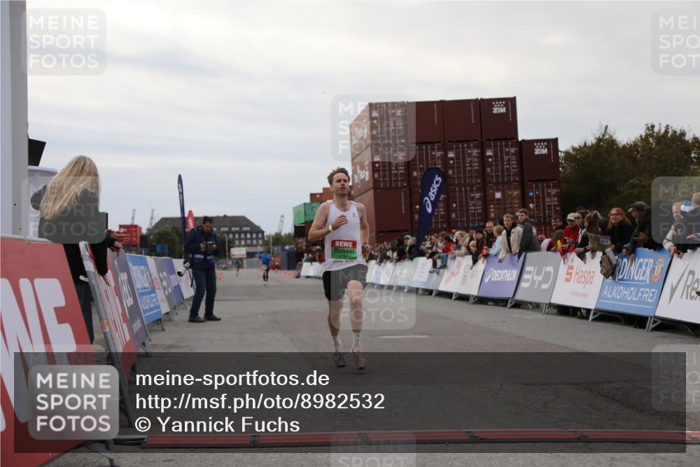 03.10.2025 - Köhlbrandbrückenlauf Yannick Fuchs http://msf.ph/oto/8982532 03.10.2025 15:47:32 Ziel 8787 meine-sportfotos.de