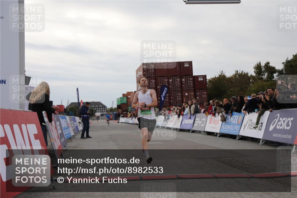 03.10.2025 - Köhlbrandbrückenlauf Yannick Fuchs http://msf.ph/oto/8982533 03.10.2025 15:47:33 Ziel 8787 meine-sportfotos.de