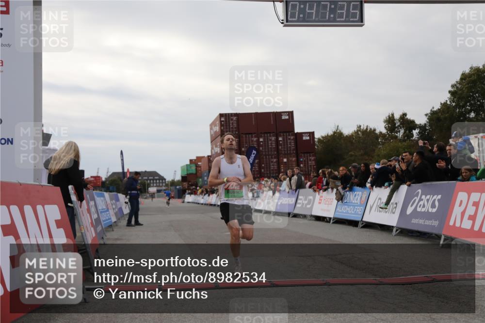 03.10.2025 - Köhlbrandbrückenlauf Yannick Fuchs http://msf.ph/oto/8982534 03.10.2025 15:47:33 Ziel 8787 meine-sportfotos.de