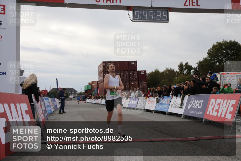 03.10.2025 - Köhlbrandbrückenlauf Yannick Fuchs http://msf.ph/oto/8982535 03.10.2025 15:47:33 Ziel 8787 meine-sportfotos.de