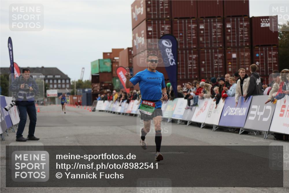 03.10.2025 - Köhlbrandbrückenlauf Yannick Fuchs http://msf.ph/oto/8982541 03.10.2025 15:47:40 Ziel 7022 meine-sportfotos.de