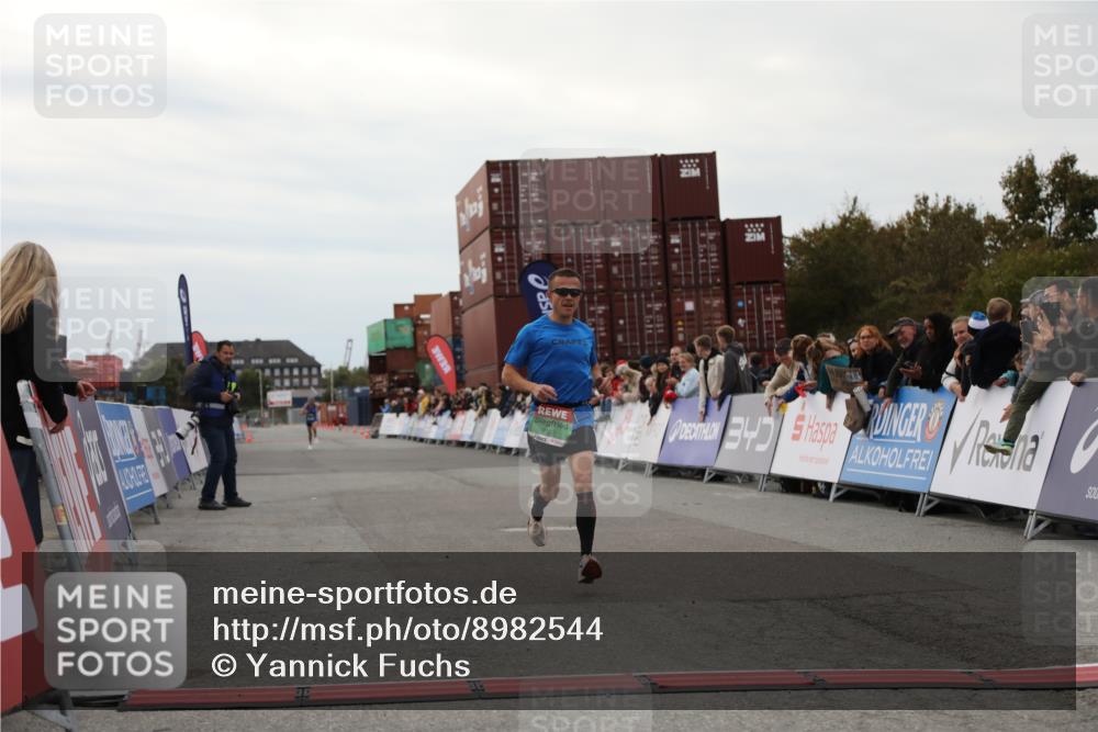 03.10.2025 - Köhlbrandbrückenlauf Yannick Fuchs http://msf.ph/oto/8982544 03.10.2025 15:47:41 Ziel 7022, 9588 meine-sportfotos.de