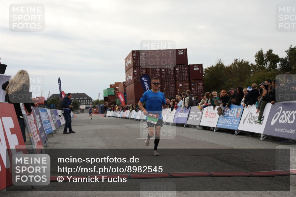 03.10.2025 - Köhlbrandbrückenlauf Yannick Fuchs http://msf.ph/oto/8982545 03.10.2025 15:47:41 Ziel 7022, 9588 meine-sportfotos.de