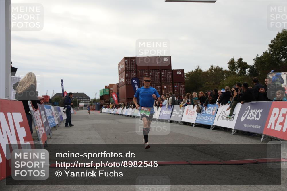 03.10.2025 - Köhlbrandbrückenlauf Yannick Fuchs http://msf.ph/oto/8982546 03.10.2025 15:47:41 Ziel 7022, 9588 meine-sportfotos.de