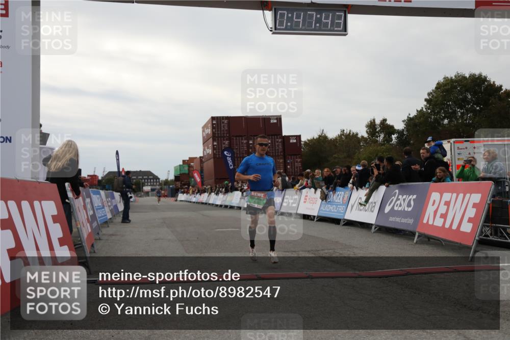 03.10.2025 - Köhlbrandbrückenlauf Yannick Fuchs http://msf.ph/oto/8982547 03.10.2025 15:47:42 Ziel 7022, 9588 meine-sportfotos.de