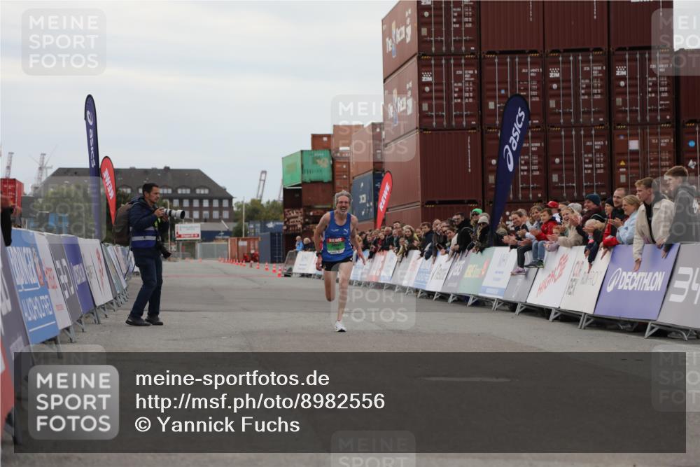 03.10.2025 - Köhlbrandbrückenlauf Yannick Fuchs http://msf.ph/oto/8982556 03.10.2025 15:47:47 Ziel 9588 meine-sportfotos.de
