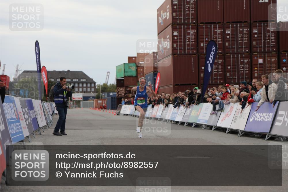 03.10.2025 - Köhlbrandbrückenlauf Yannick Fuchs http://msf.ph/oto/8982557 03.10.2025 15:47:47 Ziel 9588 meine-sportfotos.de