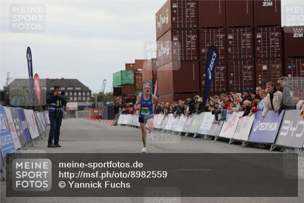03.10.2025 - Köhlbrandbrückenlauf Yannick Fuchs http://msf.ph/oto/8982559 03.10.2025 15:47:47 Ziel 9588 meine-sportfotos.de