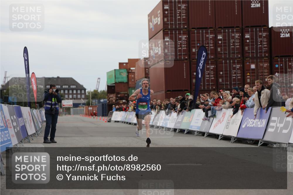 03.10.2025 - Köhlbrandbrückenlauf Yannick Fuchs http://msf.ph/oto/8982560 03.10.2025 15:47:47 Ziel 9588 meine-sportfotos.de