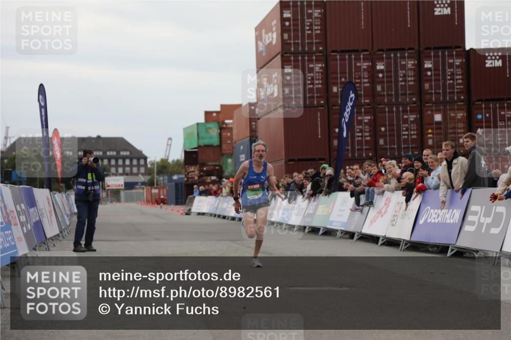03.10.2025 - Köhlbrandbrückenlauf Yannick Fuchs http://msf.ph/oto/8982561 03.10.2025 15:47:47 Ziel 9588 meine-sportfotos.de