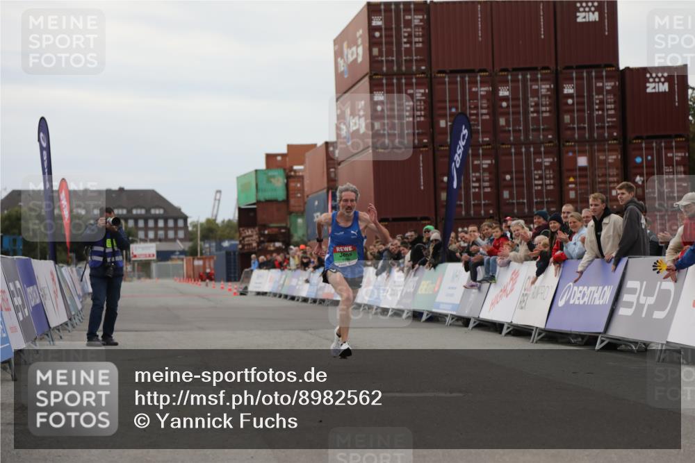 03.10.2025 - Köhlbrandbrückenlauf Yannick Fuchs http://msf.ph/oto/8982562 03.10.2025 15:47:48 Ziel 9588 meine-sportfotos.de