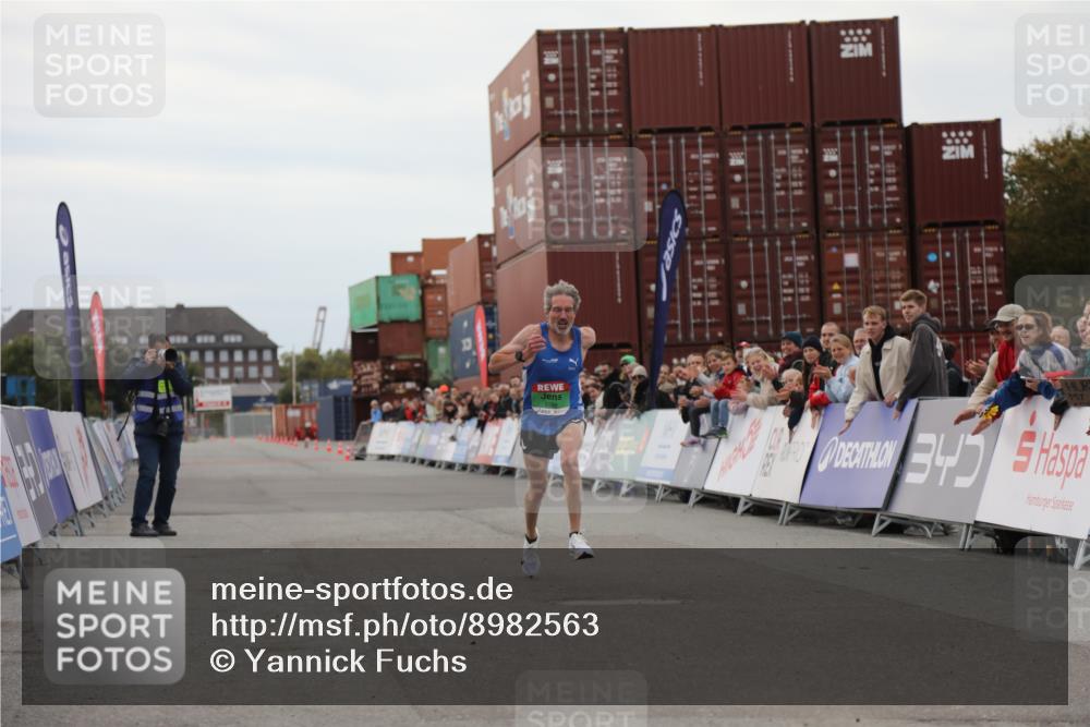 03.10.2025 - Köhlbrandbrückenlauf Yannick Fuchs http://msf.ph/oto/8982563 03.10.2025 15:47:48 Ziel 9588 meine-sportfotos.de
