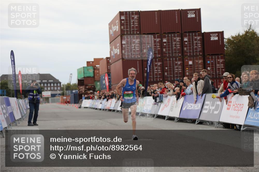 03.10.2025 - Köhlbrandbrückenlauf Yannick Fuchs http://msf.ph/oto/8982564 03.10.2025 15:47:48 Ziel 9588 meine-sportfotos.de