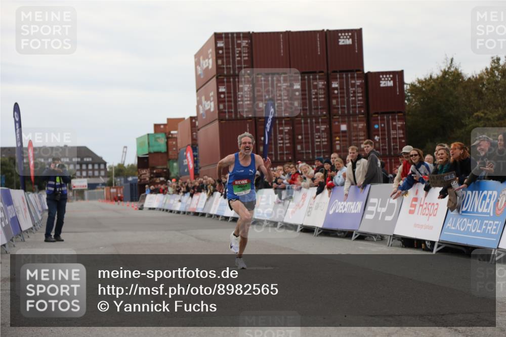 03.10.2025 - Köhlbrandbrückenlauf Yannick Fuchs http://msf.ph/oto/8982565 03.10.2025 15:47:48 Ziel 9588 meine-sportfotos.de