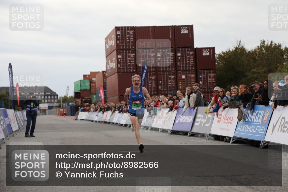 03.10.2025 - Köhlbrandbrückenlauf Yannick Fuchs http://msf.ph/oto/8982566 03.10.2025 15:47:48 Ziel 9588 meine-sportfotos.de
