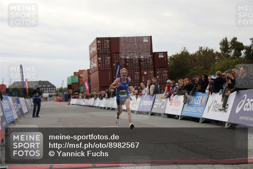 03.10.2025 - Köhlbrandbrückenlauf Yannick Fuchs http://msf.ph/oto/8982567 03.10.2025 15:47:49 Ziel 9588 meine-sportfotos.de