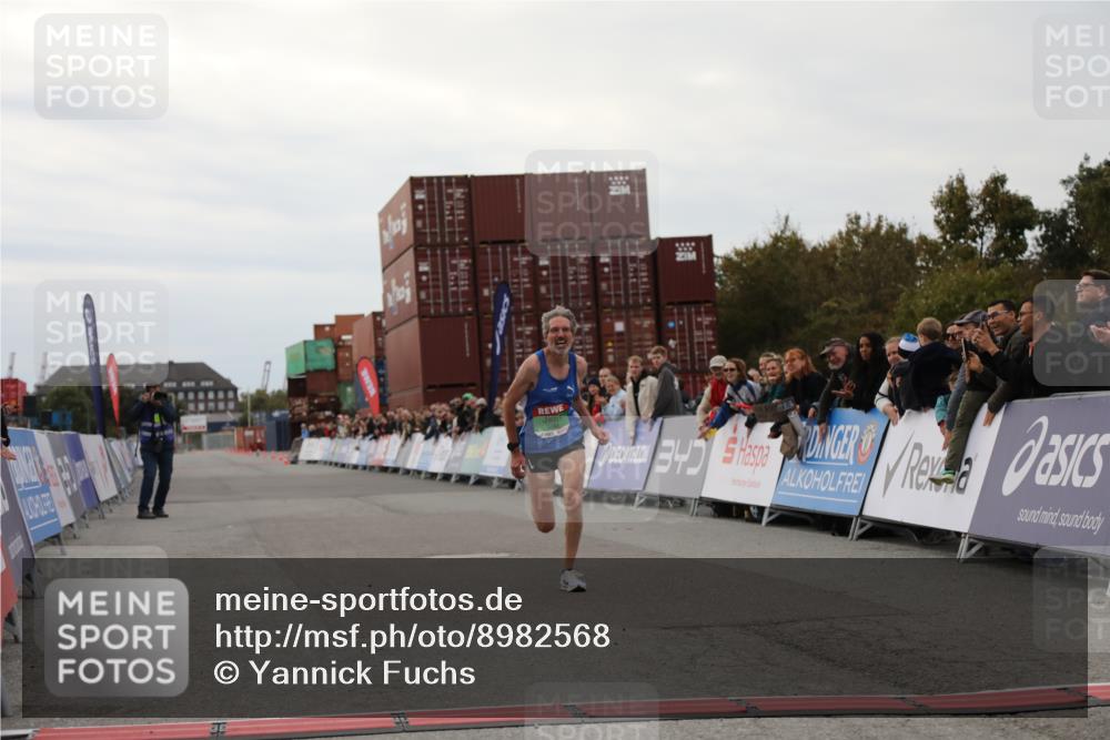 03.10.2025 - Köhlbrandbrückenlauf Yannick Fuchs http://msf.ph/oto/8982568 03.10.2025 15:47:49 Ziel 9588 meine-sportfotos.de