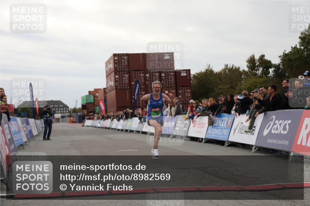 03.10.2025 - Köhlbrandbrückenlauf Yannick Fuchs http://msf.ph/oto/8982569 03.10.2025 15:47:49 Ziel 9588 meine-sportfotos.de