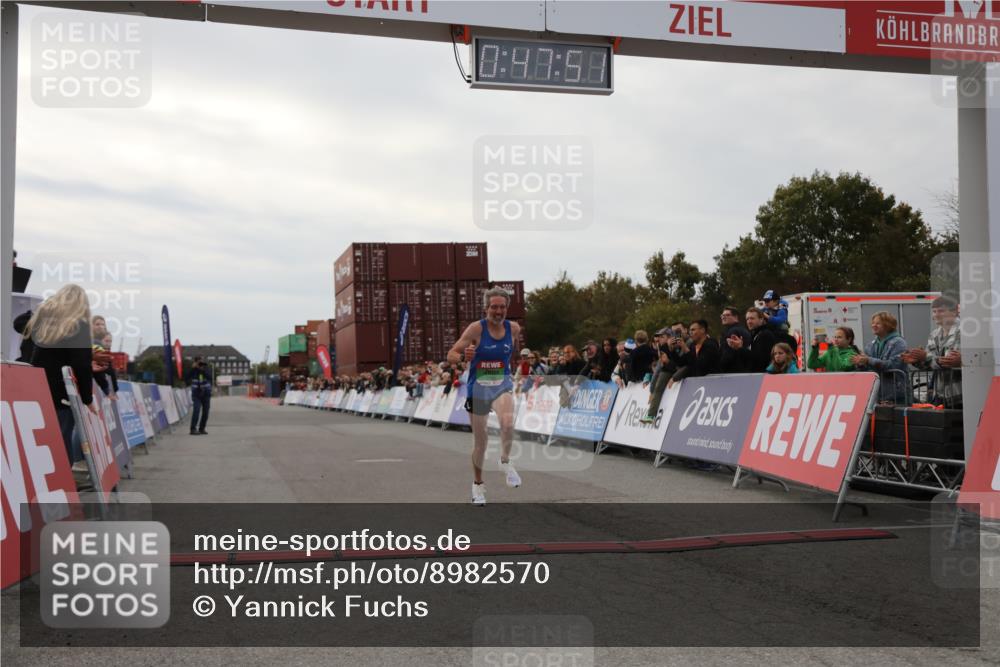 03.10.2025 - Köhlbrandbrückenlauf Yannick Fuchs http://msf.ph/oto/8982570 03.10.2025 15:47:49 Ziel 9588 meine-sportfotos.de