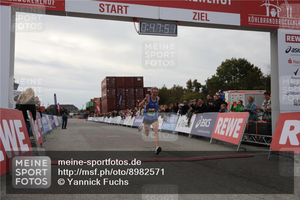 03.10.2025 - Köhlbrandbrückenlauf Yannick Fuchs http://msf.ph/oto/8982571 03.10.2025 15:47:49 Ziel 9588 meine-sportfotos.de