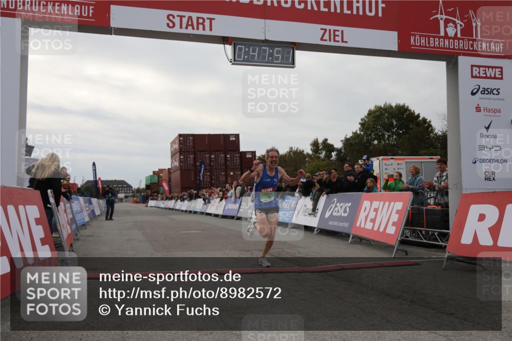 03.10.2025 - Köhlbrandbrückenlauf Yannick Fuchs http://msf.ph/oto/8982572 03.10.2025 15:47:49 Ziel 9588 meine-sportfotos.de