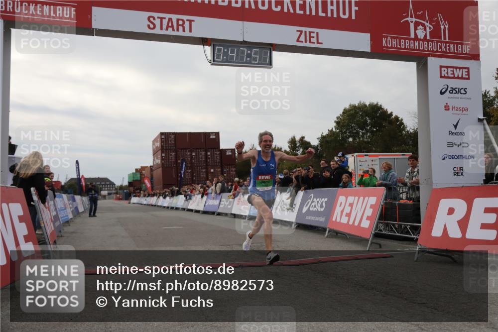03.10.2025 - Köhlbrandbrückenlauf Yannick Fuchs http://msf.ph/oto/8982573 03.10.2025 15:47:50 Ziel 9588 meine-sportfotos.de