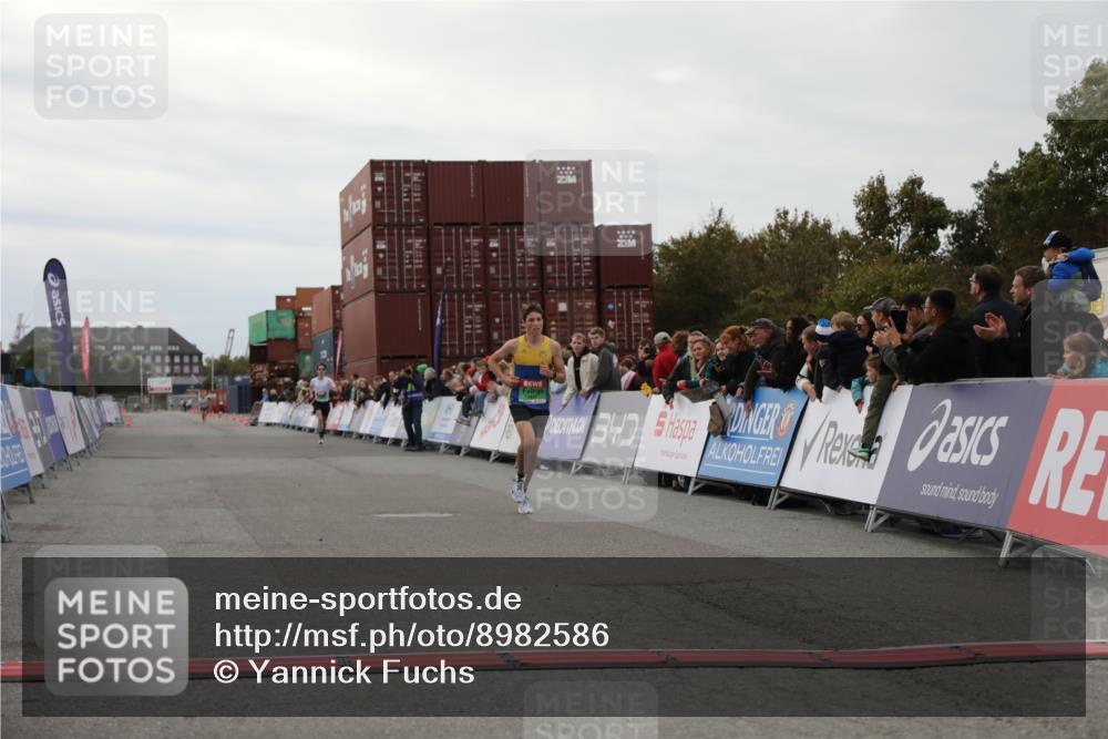 03.10.2025 - Köhlbrandbrückenlauf Yannick Fuchs http://msf.ph/oto/8982586 03.10.2025 15:48:47 Ziel 7009, 8871 meine-sportfotos.de