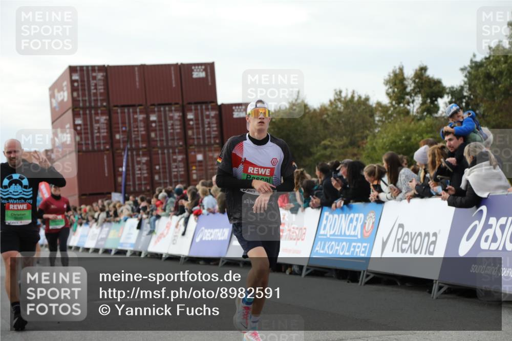 03.10.2025 - Köhlbrandbrückenlauf Yannick Fuchs http://msf.ph/oto/8982591 03.10.2025 16:05:13 Ziel 7201, 7207, 7403, 7422, 8995, 9114, 9421, 9422, 9592, 9627, 9690 meine-sportfotos.de