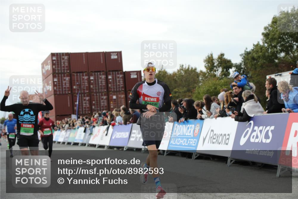 03.10.2025 - Köhlbrandbrückenlauf Yannick Fuchs http://msf.ph/oto/8982593 03.10.2025 16:05:13 Ziel 7201, 7207, 7403, 7422, 8995, 9114, 9421, 9422, 9592, 9627, 9690 meine-sportfotos.de