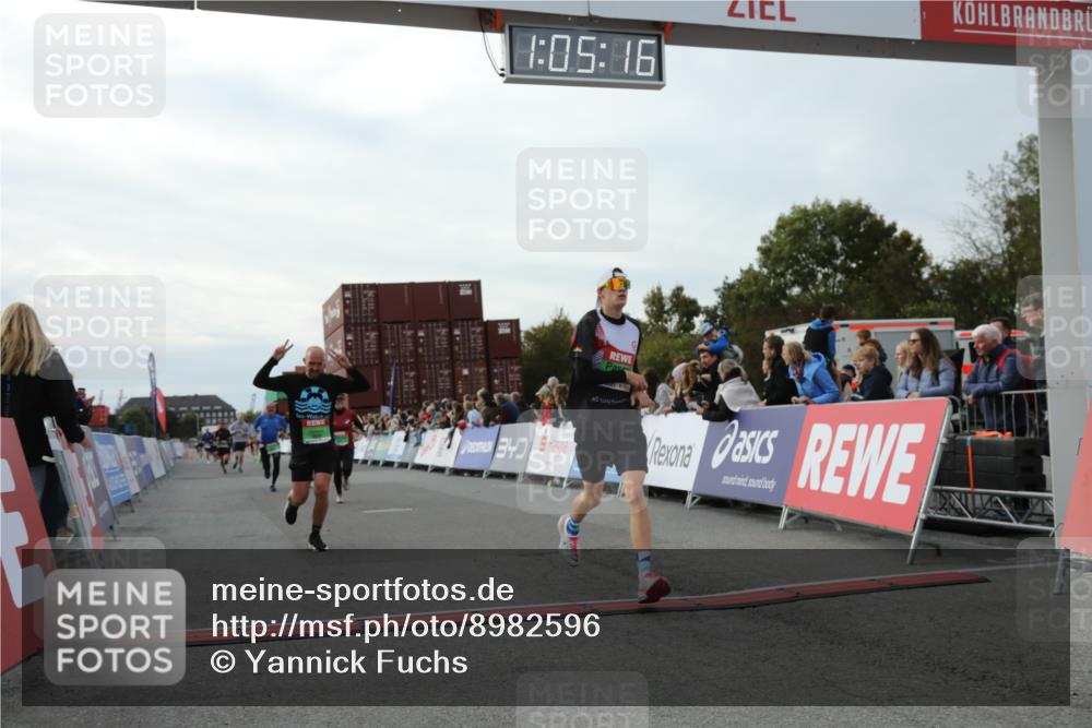 03.10.2025 - Köhlbrandbrückenlauf Yannick Fuchs http://msf.ph/oto/8982596 03.10.2025 16:05:14 Ziel 7201, 7207, 7403, 7422, 7643, 8995, 9114, 9421, 9422, 9592, 9627, 9690 meine-sportfotos.de