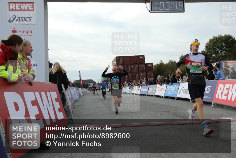 03.10.2025 - Köhlbrandbrückenlauf Yannick Fuchs http://msf.ph/oto/8982600 03.10.2025 16:05:14 Ziel 7201, 7207, 7403, 7422, 7643, 8995, 9114, 9421, 9422, 9592, 9627, 9690 meine-sportfotos.de