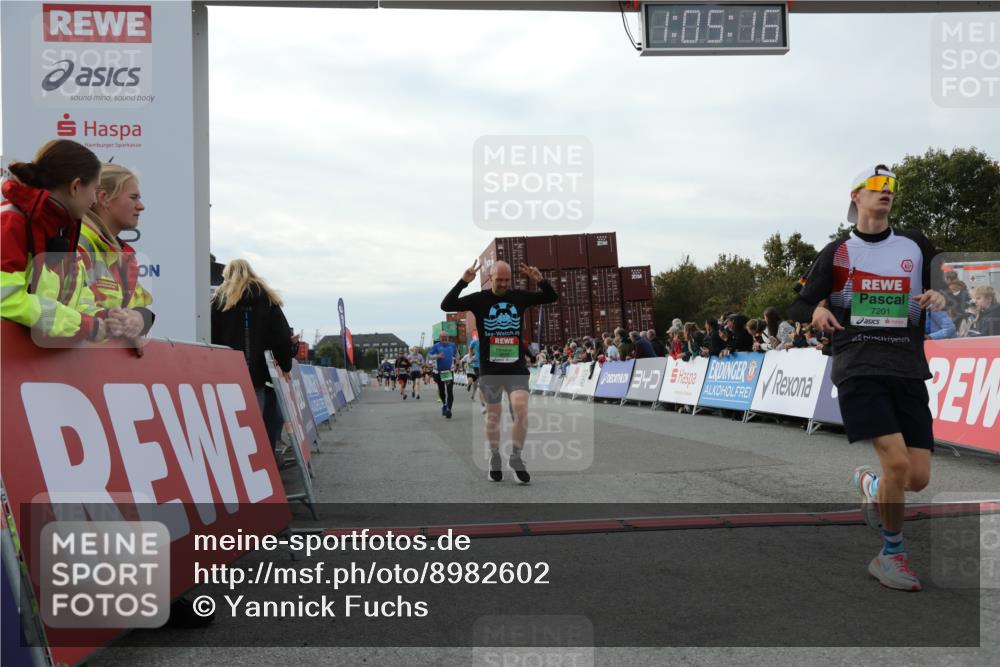 03.10.2025 - Köhlbrandbrückenlauf Yannick Fuchs http://msf.ph/oto/8982602 03.10.2025 16:05:14 Ziel 7201, 7207, 7403, 7422, 7643, 8995, 9114, 9421, 9422, 9592, 9627, 9690 meine-sportfotos.de