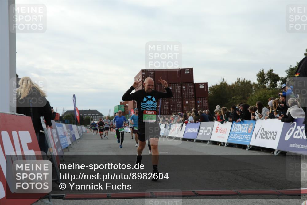 03.10.2025 - Köhlbrandbrückenlauf Yannick Fuchs http://msf.ph/oto/8982604 03.10.2025 16:05:15 Ziel 7201, 7207, 7403, 7422, 7473, 7643, 8995, 9114, 9421, 9422, 9592, 9627, 9690 meine-sportfotos.de