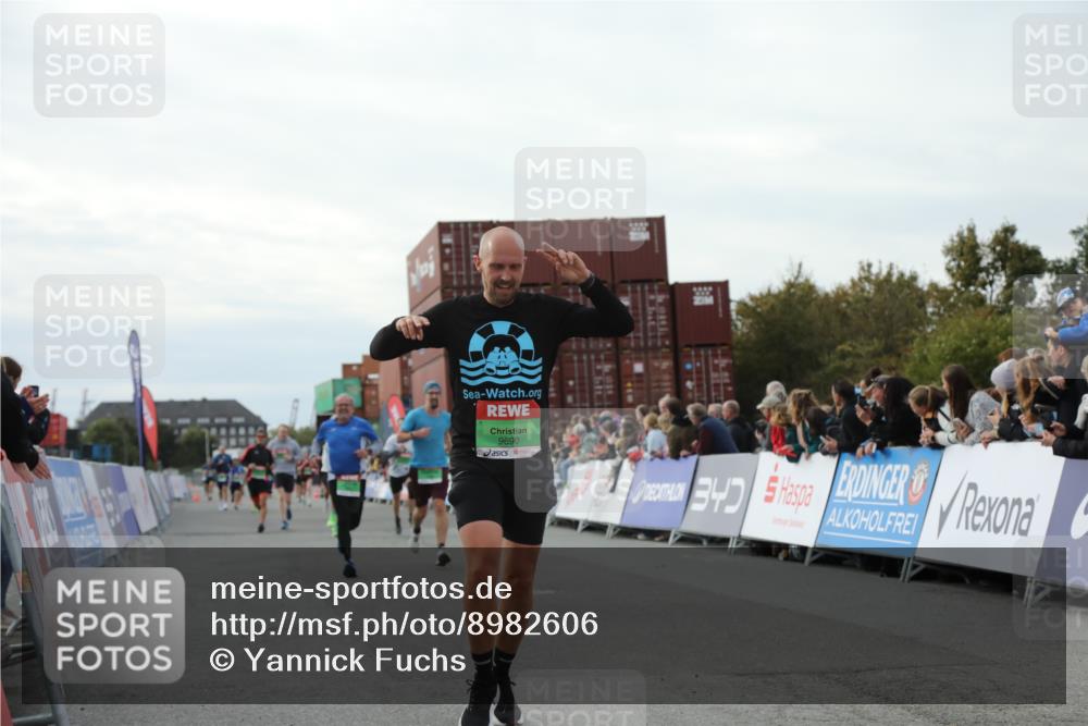 03.10.2025 - Köhlbrandbrückenlauf Yannick Fuchs http://msf.ph/oto/8982606 03.10.2025 16:05:15 Ziel 7201, 7207, 7403, 7422, 7473, 7643, 8995, 9114, 9421, 9422, 9592, 9627, 9690 meine-sportfotos.de