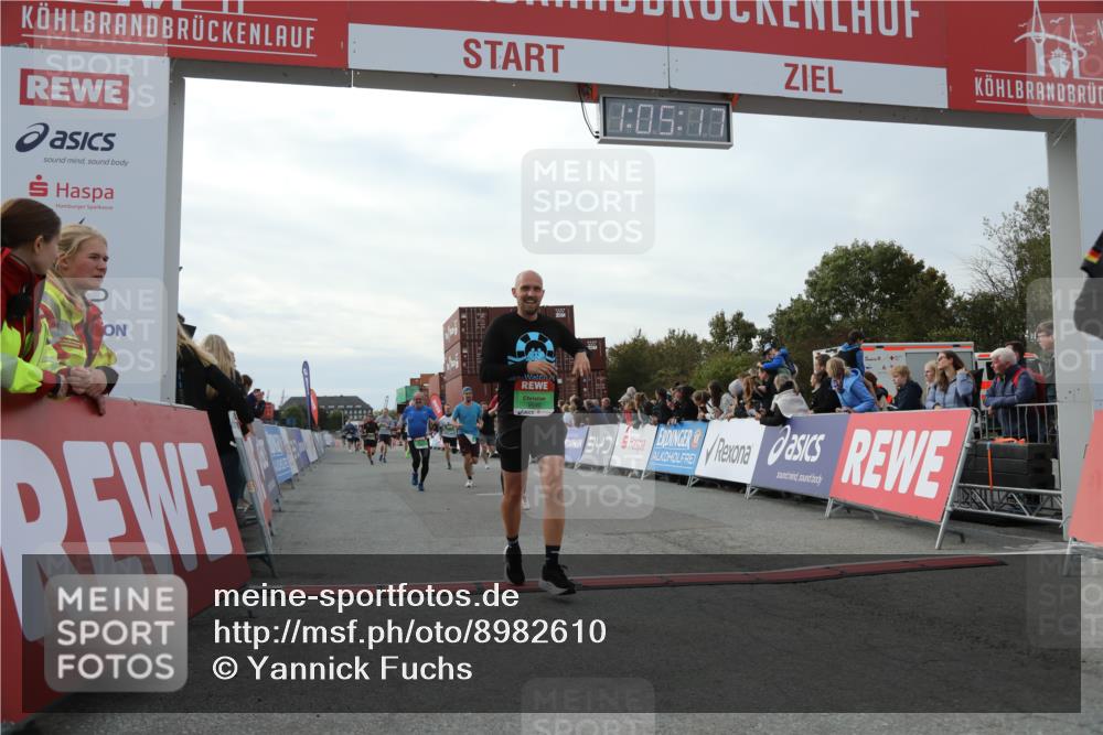 03.10.2025 - Köhlbrandbrückenlauf Yannick Fuchs http://msf.ph/oto/8982610 03.10.2025 16:05:15 Ziel 7201, 7207, 7403, 7422, 7473, 7643, 8995, 9114, 9421, 9422, 9592, 9627, 9690 meine-sportfotos.de