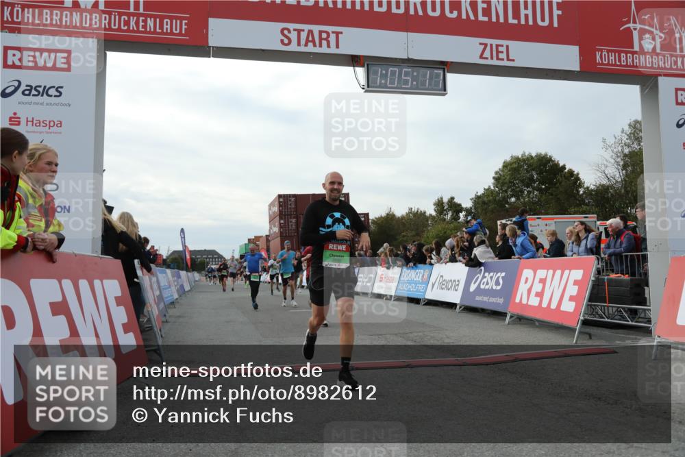 03.10.2025 - Köhlbrandbrückenlauf Yannick Fuchs http://msf.ph/oto/8982612 03.10.2025 16:05:15 Ziel 7201, 7207, 7403, 7422, 7473, 7643, 8995, 9114, 9421, 9422, 9592, 9627, 9690 meine-sportfotos.de
