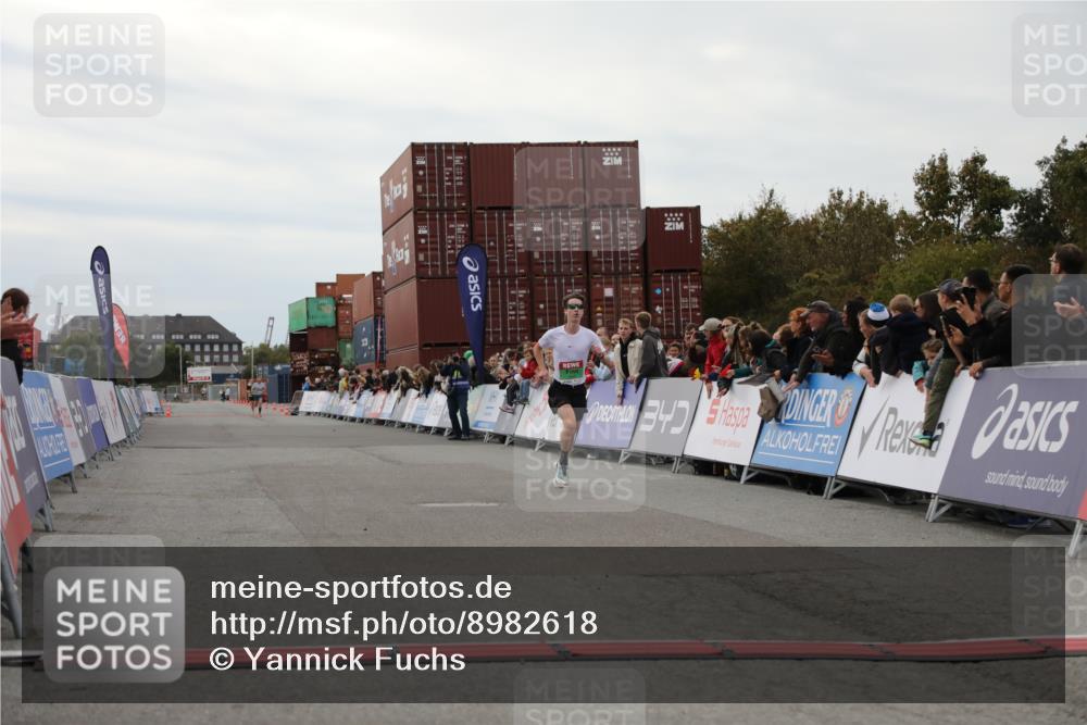 03.10.2025 - Köhlbrandbrückenlauf Yannick Fuchs http://msf.ph/oto/8982618 03.10.2025 15:48:52 Ziel 7009, 8871 meine-sportfotos.de