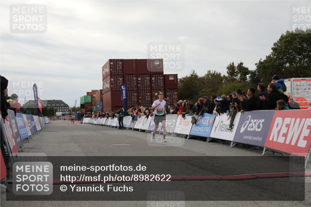 03.10.2025 - Köhlbrandbrückenlauf Yannick Fuchs http://msf.ph/oto/8982622 03.10.2025 15:48:53 Ziel 7009, 8871 meine-sportfotos.de